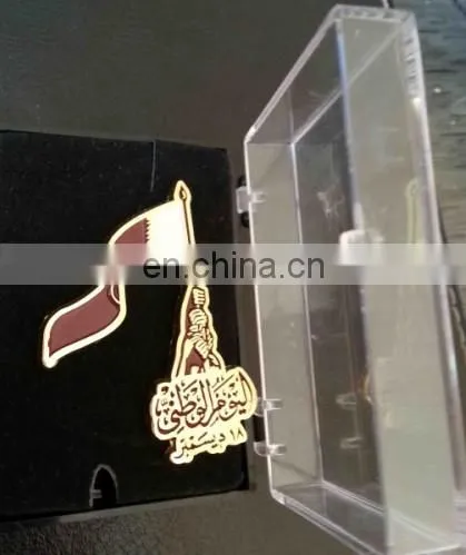 Free sample customized metal Qatar flag fighting badge with gift box