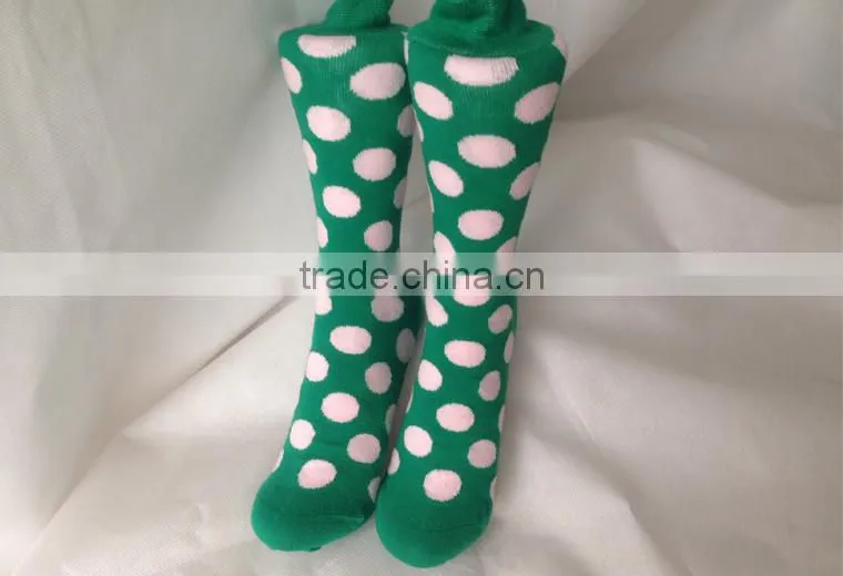 Low Moq Stock Socks On Sale Comfortable Combed Cotton Women Happy Green Dots Sock