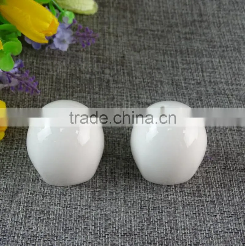 Cheap Wholesale white Ceramic kitchen unique ceramic salt and pepper shaker with color box