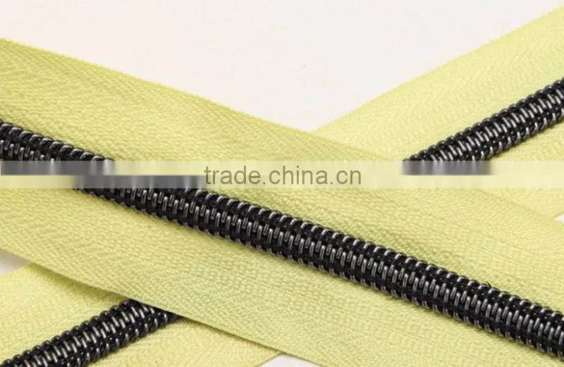 2016 Newest close-end auto lock Nylon zipper in black lacquer