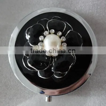 round compact mirror with decorative Eiffel Tower decor