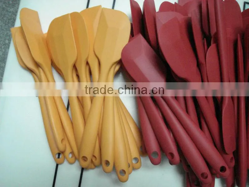 2014 wholesale soft and colored silicone spoon for babies