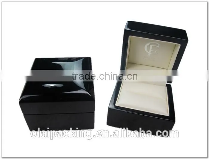 Hinged ring set case