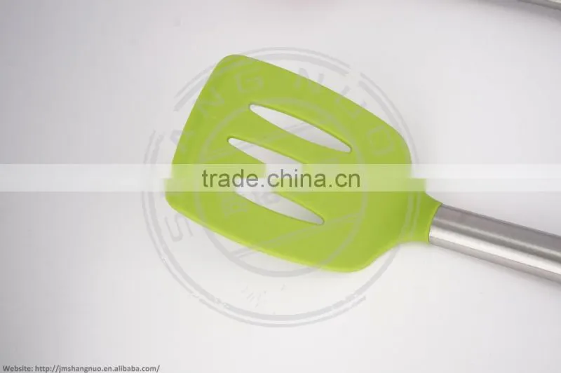 Heat resisting cooking truner