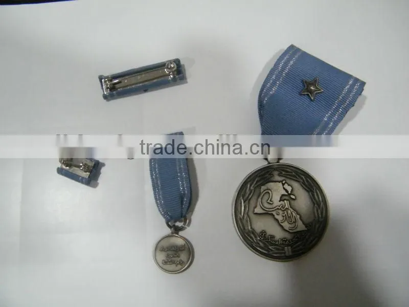 a set of army military medals,shoulder badges