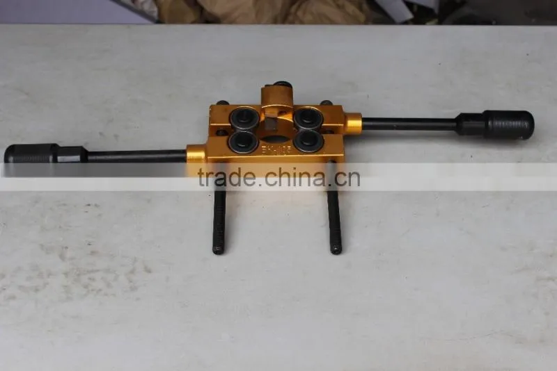 Hand tool cable insulation layer stripper with light weight