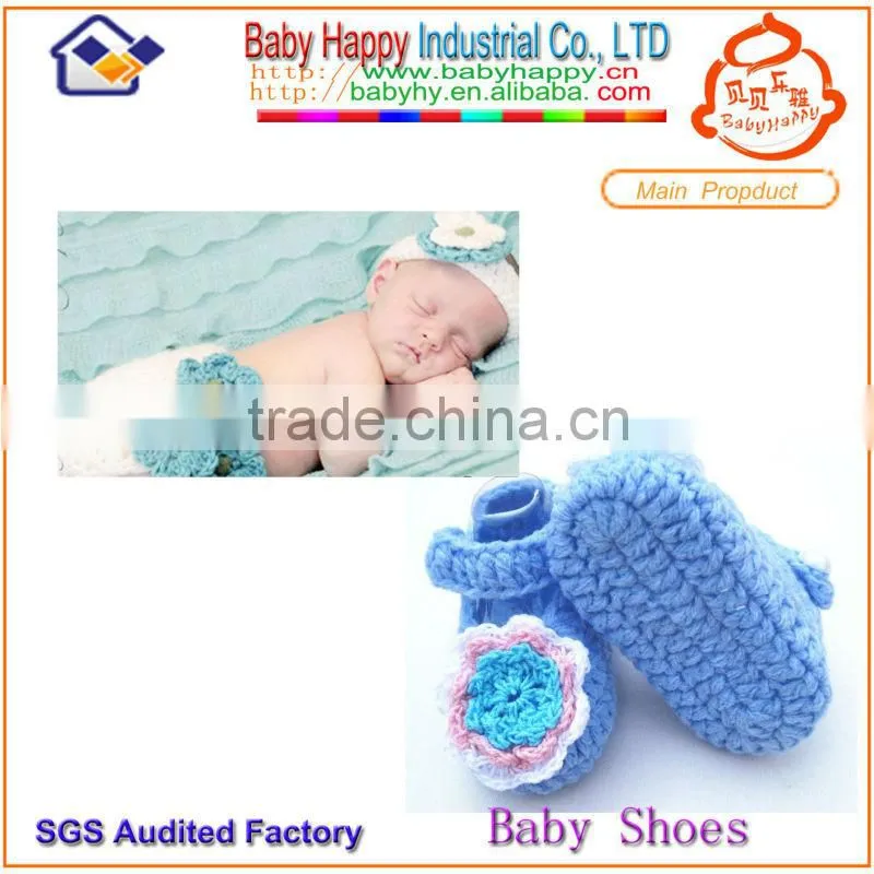 knit shoes upper and woolen hat