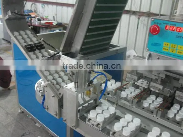Bottle caps pad printer with conveyor