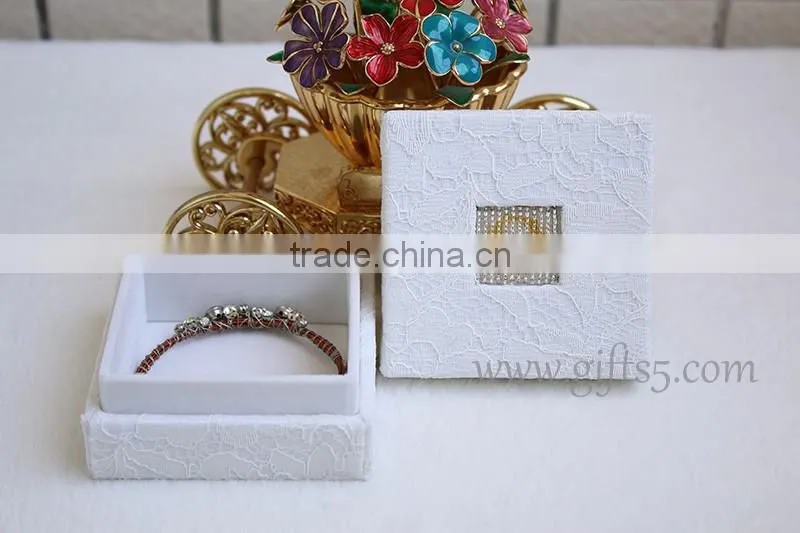 Wholesale White lace wedding jewelry gift boxes with beaded name plate of O