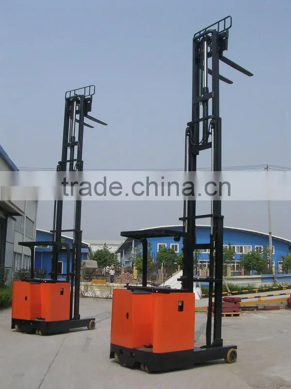 Electric reach forklift truck