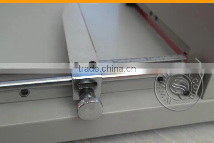Cheap manual cutter for cutting paper