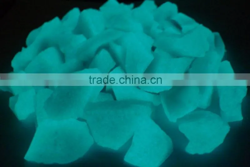 luminous gravel stone in darkness for resin bound