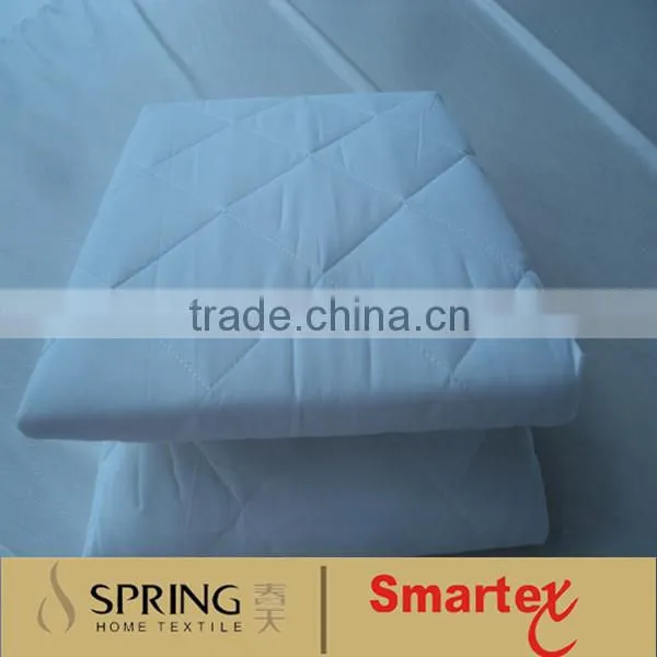 white quilt bed cover