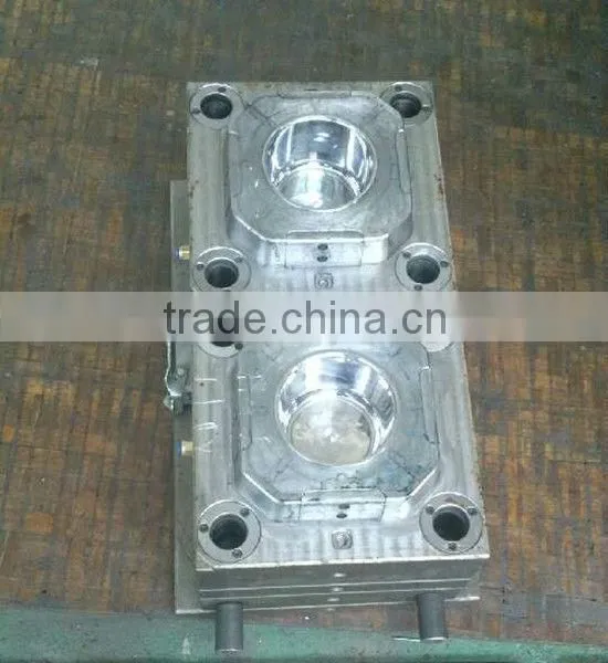 Thin container injection mould