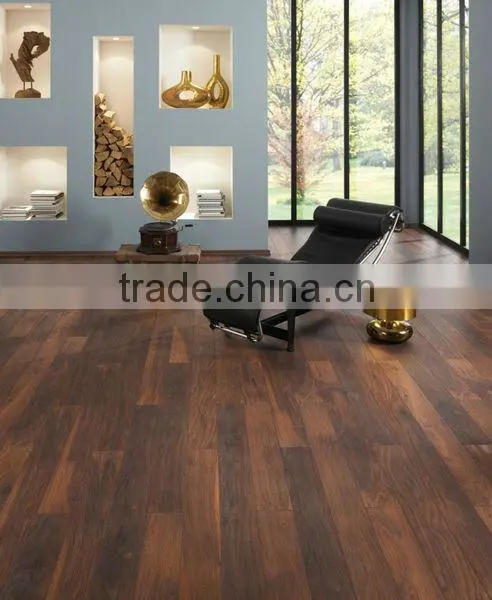 Deep synchronized grain surface laminate floor