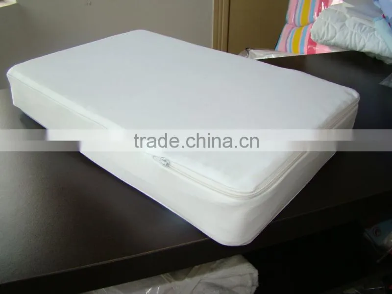 Lightweight waterproof polyester fabric for mattress cover