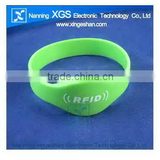 Colorful designed rfid silicon wristband tag for tracking
