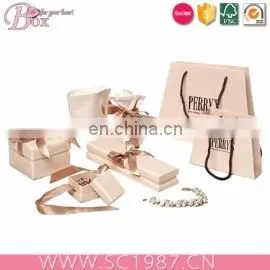 Rich temperament beige with a bag of jewelry box
