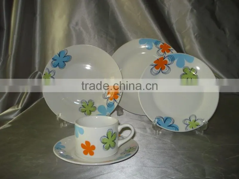 Wonderful and fine decaled ceramic dinner set