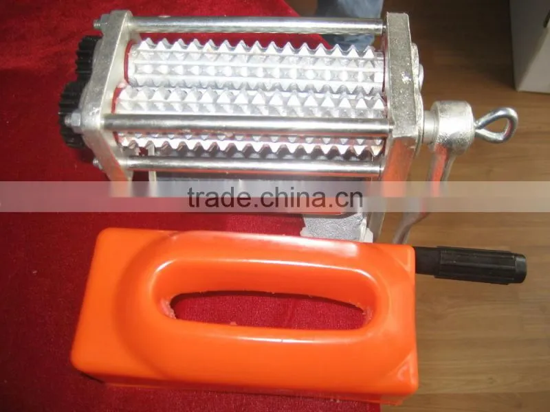 Plastic manual meat tenderizer