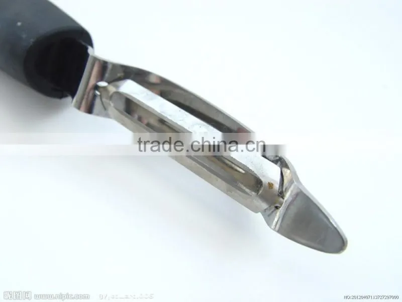 Useful and simple kitchen peeler set including parer, grater and julienne peeler