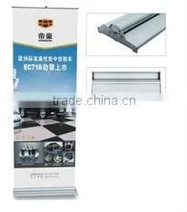 Portable roll up banner stand