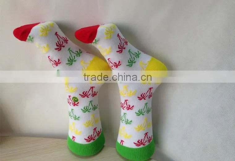 Small MOQ Hot Selling 200 Needles Combed Cotton Maple Leaf Design Socks for Women