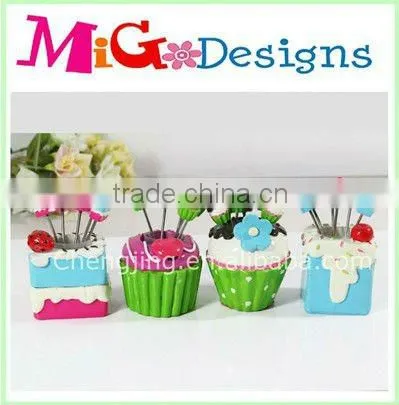 Polyresin Decorative Fruit Fork Top Sales Cup Cake Shape