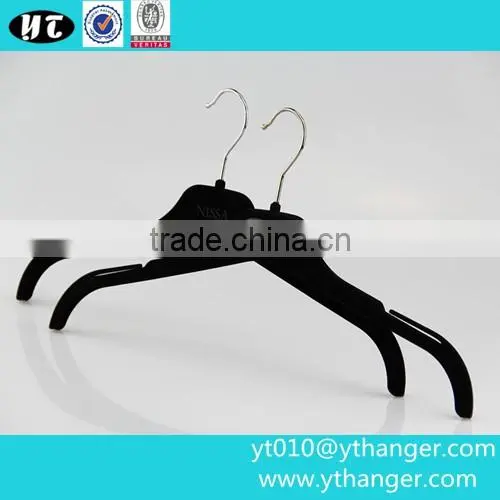 YY0447 hot selling thin velvet shirt hanger red t shirts plastic hanger for clothes