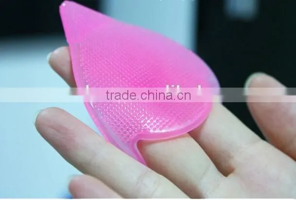eco-friendly high quality mutifunctional heart design silicone facial cleansing brush