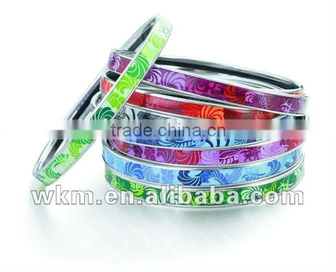 Fashion metal bangle with crown