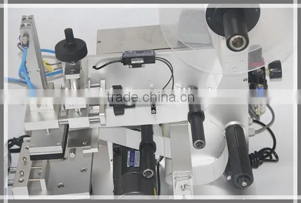 High quality semi-Automatic round bottle labeling machine,water bottle labeling machine made in china