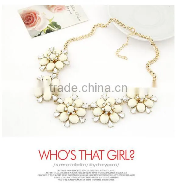 Shining Latest Popular Elegant Bright Crystal and Resin Alloy Flower Charm& Statement Necklace in Stock