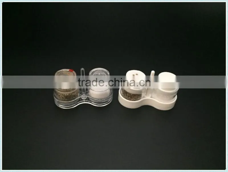 Disposable salt and pepper shaker/salt and pepper shaker