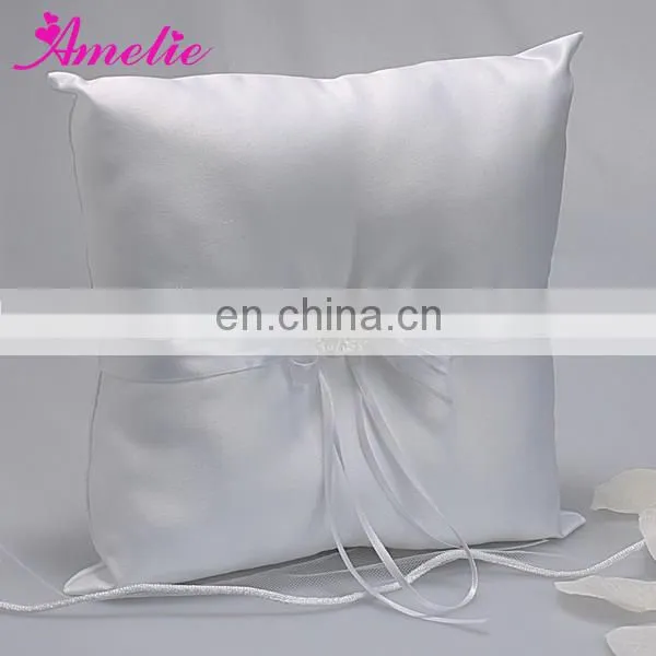 A-R5 2 Off-white lace basket and ring pillow