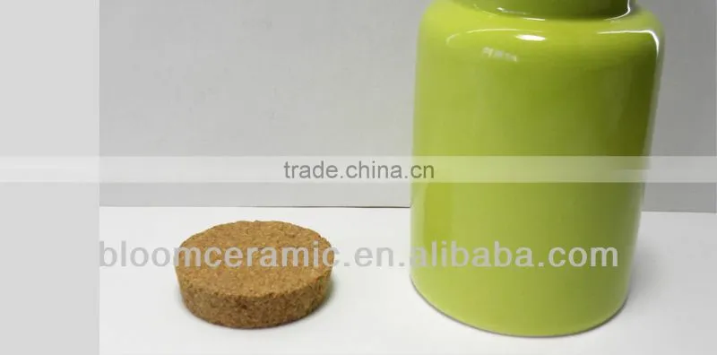 Ceramic spice storage jar with lid