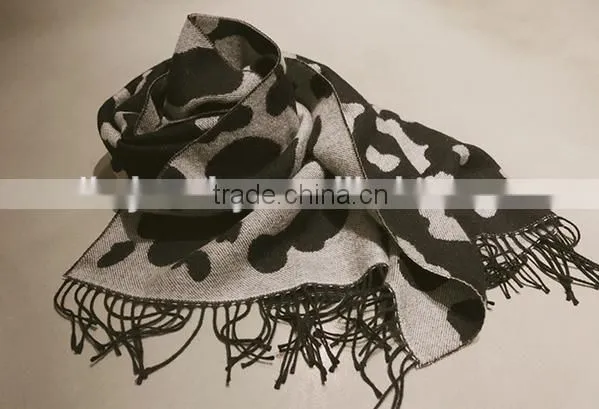 2015 Fashion black and white cashmere tartan scarf with tassel