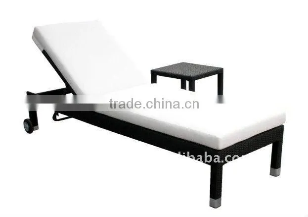 Hot sell black wicker lounger with wheels bathtub lounge chair