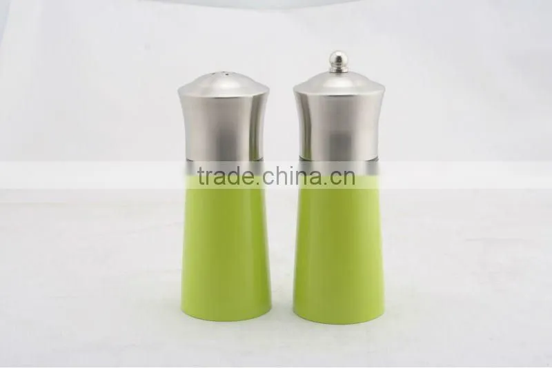 Salt and pepper grinder set