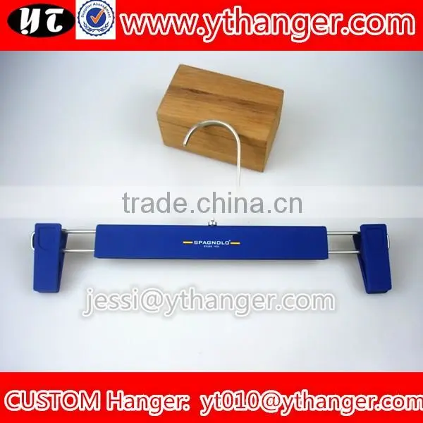 YY0481 wholesale cheap gold plastic clothes hanger with notched print logo plastic hanger