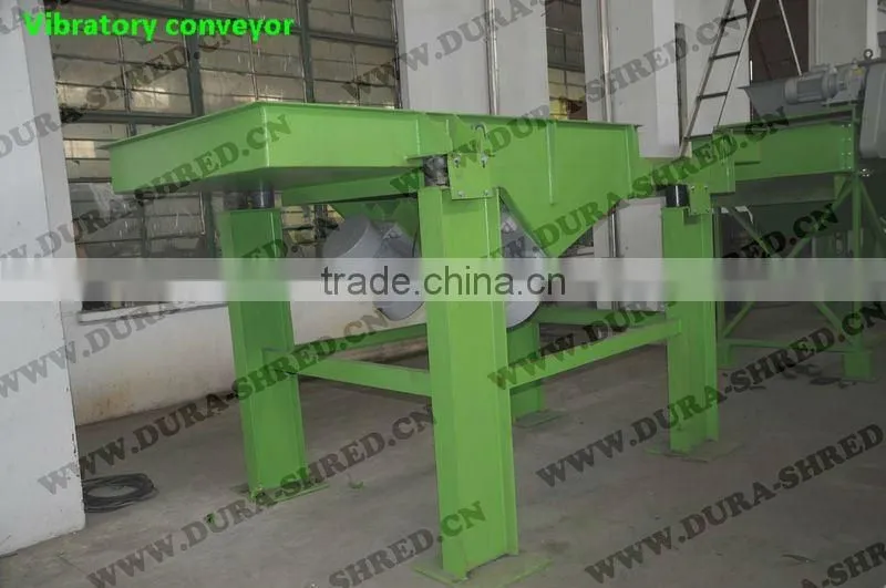 Vibratory conveyor in tire recycling plant