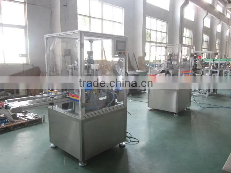 Plastic neck cutting machine for drink bottle