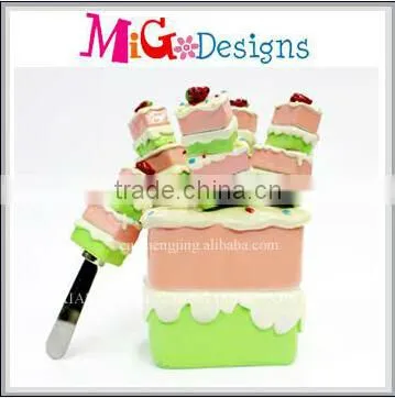 Polyresin Decorative Fruit Fork Top Sales Cup Cake Shape