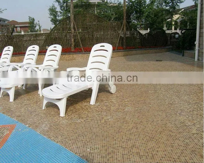 2015 Popular folding Plastic swimming pool lounge chair