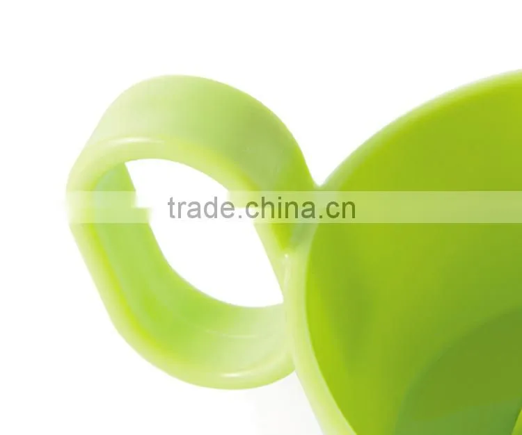 Wholesale popular best quality manual plastic portable squeezer for sale