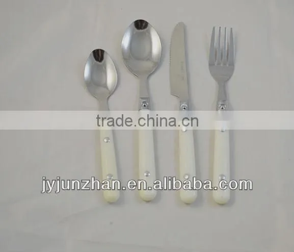 Promotion cutlery in plastic basket packing with plastic handle of nice design and OEM quality