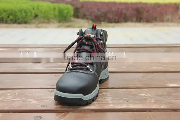 wide steel toe cap feature and unisex gender safety shoes