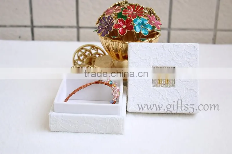 New arrival wholesale wedding jewelry gift boxes with beaded name plate of W