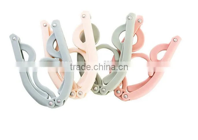Hot selling plastic foldable travel home clothes hanger with anti-slip grooves