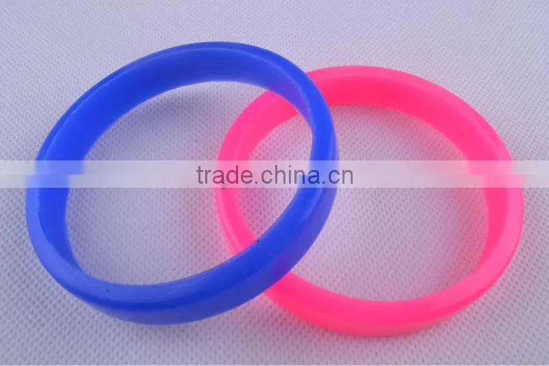 Bulk simple promotion silicone bangles with logo print embossed debossed available